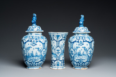 Garniture de trois vases en fa&iuml;ence de Delft en bleu et blanc &agrave; d&eacute;cor chinois, 18&egrave;me