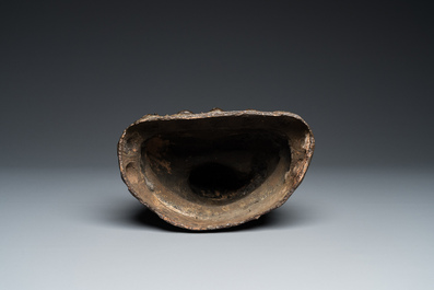 Een grote Chinese gelakte bronzen Boeddha, Ming