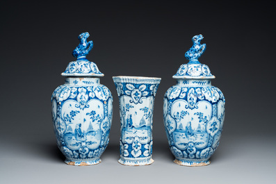 Garniture de trois vases en fa&iuml;ence de Delft en bleu et blanc &agrave; d&eacute;cor chinois, 18&egrave;me