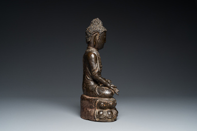 Een grote Chinese gelakte bronzen Boeddha, Ming