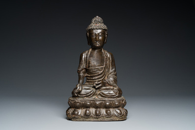 Een grote Chinese gelakte bronzen Boeddha, Ming