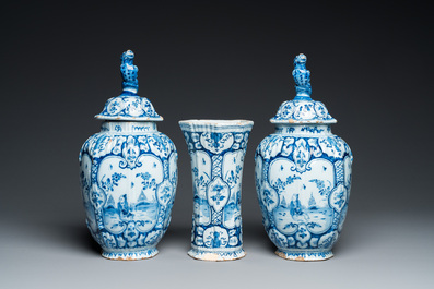Garniture de trois vases en fa&iuml;ence de Delft en bleu et blanc &agrave; d&eacute;cor chinois, 18&egrave;me