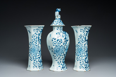 Garniture de trois vases en fa&iuml;ence de Delft en bleu et blanc &agrave; d&eacute;cor d'une rose, 18&egrave;me