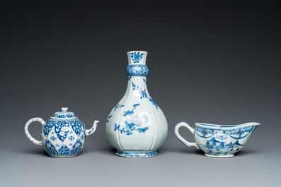 Zeven stukken Chinees blauw-wit porselein, Kangxi/Qianlong