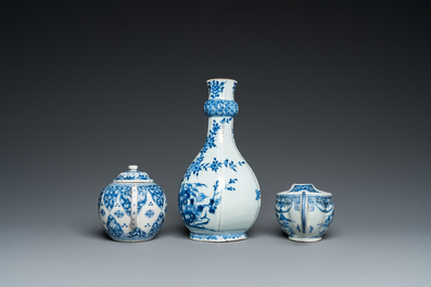 Zeven stukken Chinees blauw-wit porselein, Kangxi/Qianlong