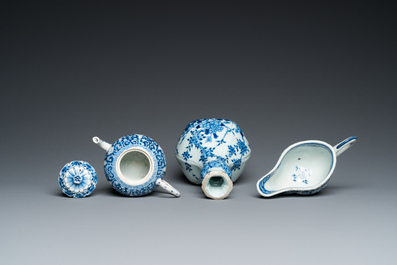 Zeven stukken Chinees blauw-wit porselein, Kangxi/Qianlong