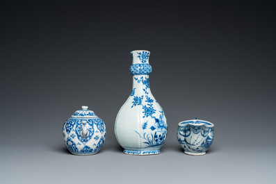 Zeven stukken Chinees blauw-wit porselein, Kangxi/Qianlong
