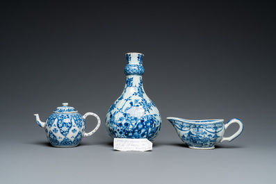 Zeven stukken Chinees blauw-wit porselein, Kangxi/Qianlong