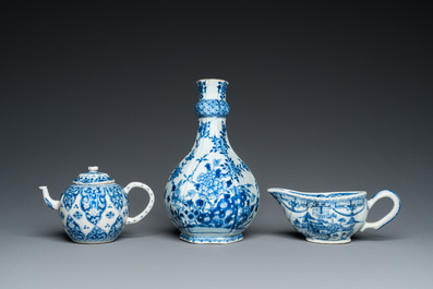 Zeven stukken Chinees blauw-wit porselein, Kangxi/Qianlong