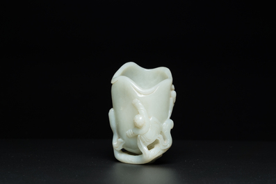 Pot &agrave; pinceaux en jade c&eacute;ladon p&acirc;le, Chine, 19/20&egrave;me