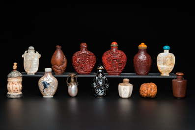Treize tabati&egrave;res en bois, laque, nacre et os, Chine, 19/20&egrave;me