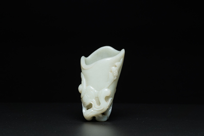 Pot &agrave; pinceaux en jade c&eacute;ladon p&acirc;le, Chine, 19/20&egrave;me