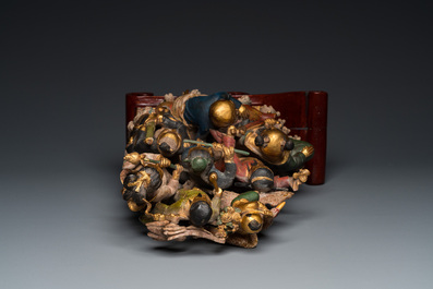 Groupe en bois laqu&eacute; et polychrom&eacute; figurant les huit immortels, Chine, 19/20&egrave;me