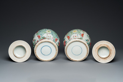 Een paar Chinese famille rose dekselvazen, 19e eeuw