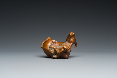Compte-gouttes en bronze en forme d'un gar&ccedil;on sur un buffle, Chine, Qing