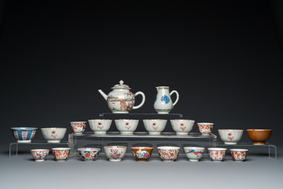 Een collectie Chinees blauw-wit, famille rose, verte en Imari-stijl theegoed, Kangxi/Qianlong