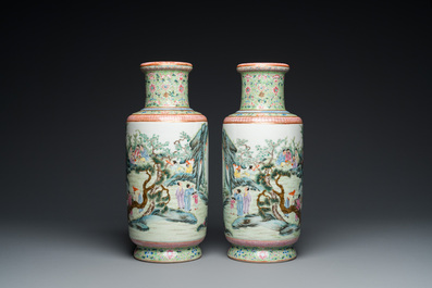 Paire de vases de forme rouleau en porcelaine de Chine famille rose, marque de Qianlong, R&eacute;publique