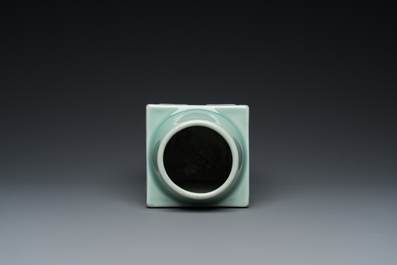 Een Chinese monochrome celadon 'cong' vaas met trigrammen, Guangxu merk en periode