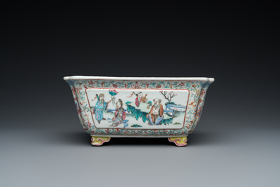 A rectangular Chinese famille rose jardini&egrave;re, 19th C.