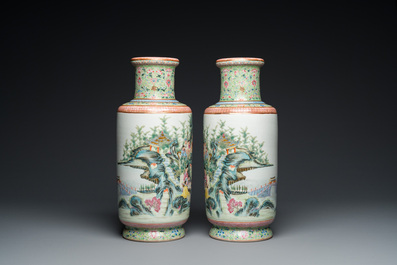 Paire de vases de forme rouleau en porcelaine de Chine famille rose, marque de Qianlong, R&eacute;publique
