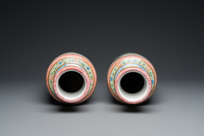 Paire de vases de forme rouleau en porcelaine de Chine famille rose, marque de Qianlong, R&eacute;publique