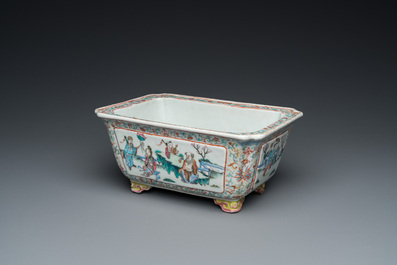 A rectangular Chinese famille rose jardini&egrave;re, 19th C.