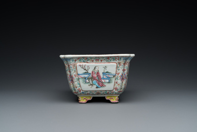 A rectangular Chinese famille rose jardini&egrave;re, 19th C.