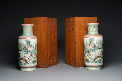 Paire de vases de forme rouleau en porcelaine de Chine famille rose, marque de Qianlong, R&eacute;publique