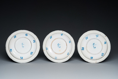 Drie blauw-witte Delftse borden met floraal decor, 1e kwart 18e eeuw