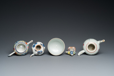 Six Chinese blue and white and famille rose porcelain wares, Kangxi and later