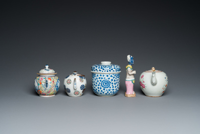Six Chinese blue and white and famille rose porcelain wares, Kangxi and later
