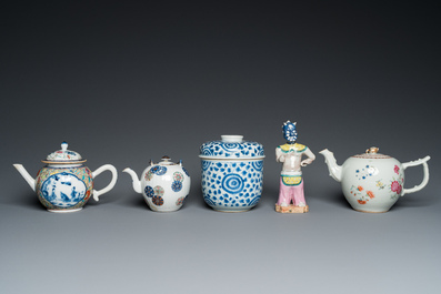 Six Chinese blue and white and famille rose porcelain wares, Kangxi and later