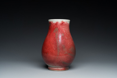 Vase de forme 'hu' en porcelaine de Chine &agrave; &eacute;mail langyao, R&eacute;publique