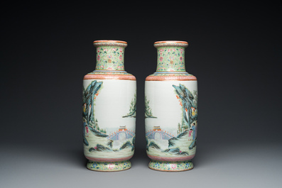 Paire de vases de forme rouleau en porcelaine de Chine famille rose, marque de Qianlong, R&eacute;publique