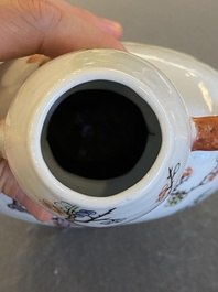 A Chinese famille verte moonflask vase, 'bianhu', Qianlong mark, 19th C.