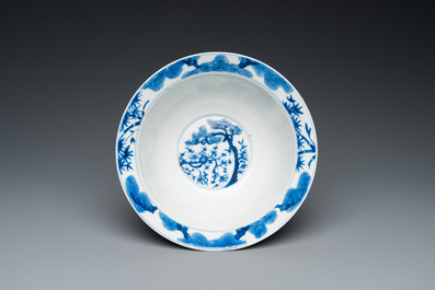 Een Chinese blauw-witte 'Drie vrienden van de winter' kom, Kangxi merk en periode