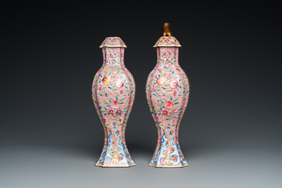 Een paar Chinese famille rose dekselvazen, Yongzheng