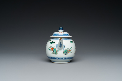 Th&eacute;i&egrave;re couverte en porcelaine de Chine famille verte &agrave; d&eacute;cor d'une grue et d'un cerf, Kangxi