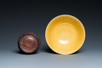Een Chinese monochrome gele kom met anhua drakendecor, Qianlong merk maar wellicht later