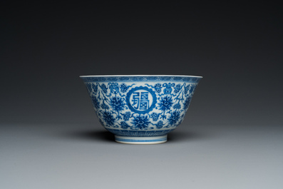 Een Chinese blauw-witte 'Wan Shou Wu Jiang' kom, Qianlong merk en periode