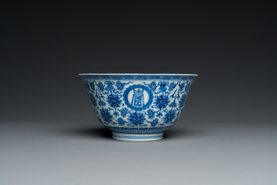 Een Chinese blauw-witte 'Wan Shou Wu Jiang' kom, Qianlong merk en periode