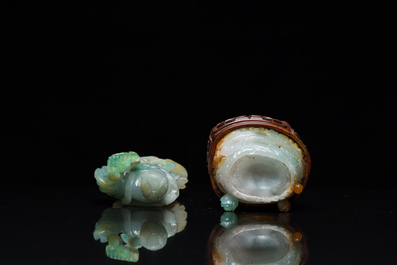 Een Chinese jade sculptuur van een dame op houten sokkel, Qing