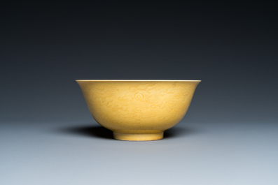 Een Chinese monochrome gele kom met anhua drakendecor, Qianlong merk maar wellicht later