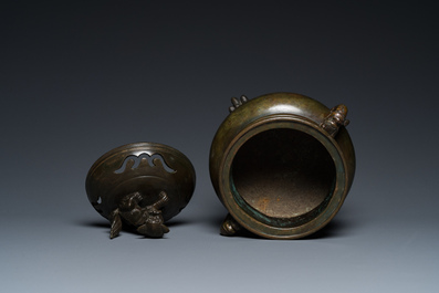 Br&ucirc;le-parfum tripod en bronze au couvercle orn&eacute; d'un qilin, marque de Qianlong, Qing