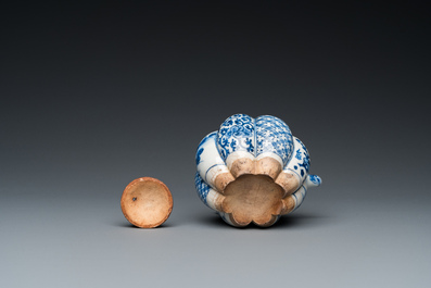 A Japanese blue and white Arita hot water kettle, Edo, 17/18th C.
