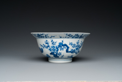 Een Chinese blauw-witte 'Drie vrienden van de winter' kom, Kangxi merk en periode