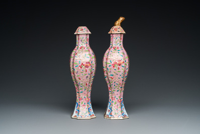 Een paar Chinese famille rose dekselvazen, Yongzheng