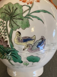 A Chinese famille verte moonflask vase, 'bianhu', Qianlong mark, 19th C.