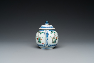 Th&eacute;i&egrave;re couverte en porcelaine de Chine famille verte &agrave; d&eacute;cor d'une grue et d'un cerf, Kangxi