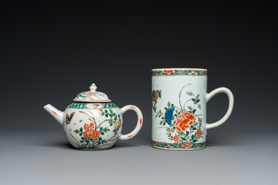 A Chinese famille verte teapot and a mug, Kangxi